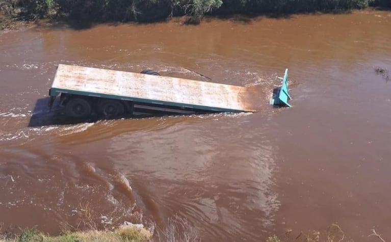 Tras el accidente, buscan al chofer en las aguas del arroyo. (Gentileza Cadena 3) 