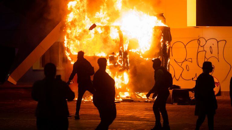 Tras el crimen, hubo marchas pacíficas y también saqueos y violencia.