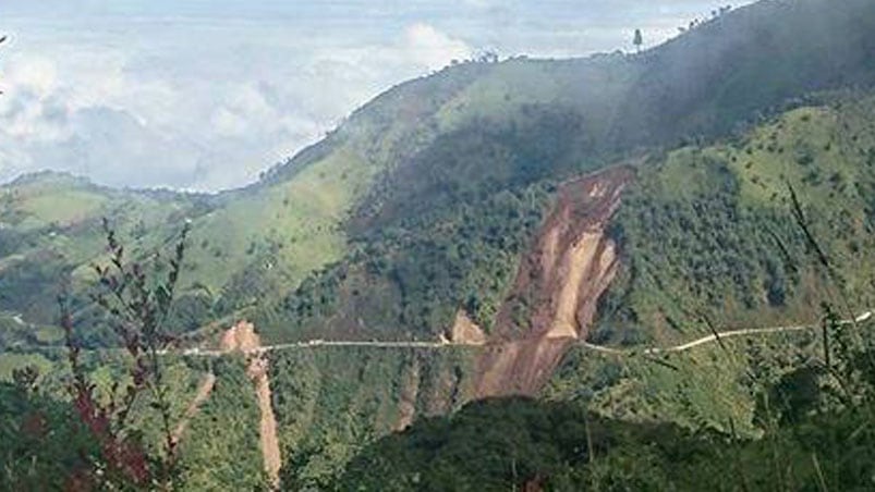 Tras el enorme derrumbe, las autoridades cortaron el camino. 