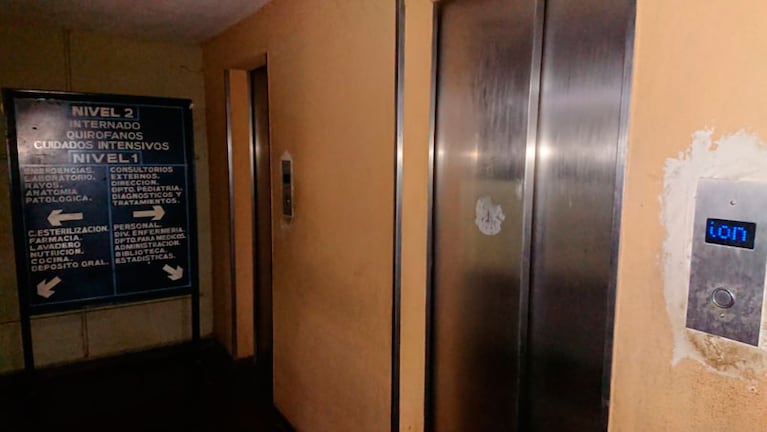 Tras el incidente, el ascensor quedó fuera de servicio y ninguno funciona.