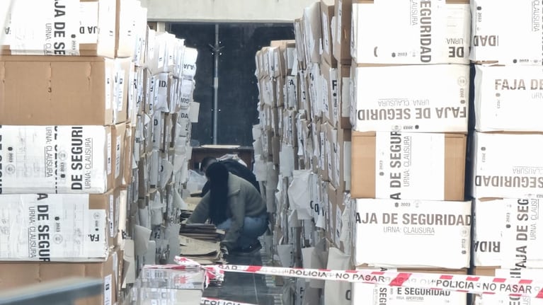 Tras el lento conteo provisorio, las urnas llegaron a Tribunales. Foto: Lucio Casalla / ElDoce.tv.