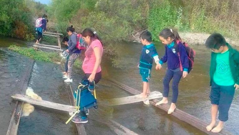 Tras el reclamo, pusieron una pasarela para que los niños puedan cruzar el río e ir al colegio