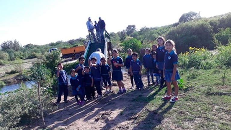 Tras el reclamo, pusieron una pasarela para que los niños puedan cruzar el río e ir al colegio