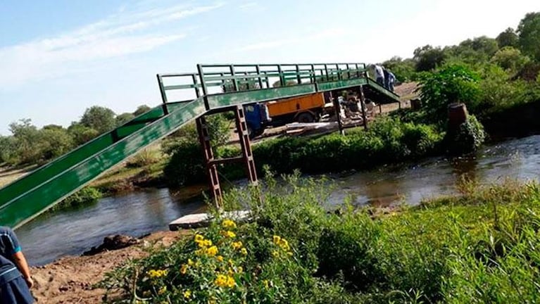 Tras el reclamo, pusieron una pasarela para que los niños puedan cruzar el río e ir al colegio