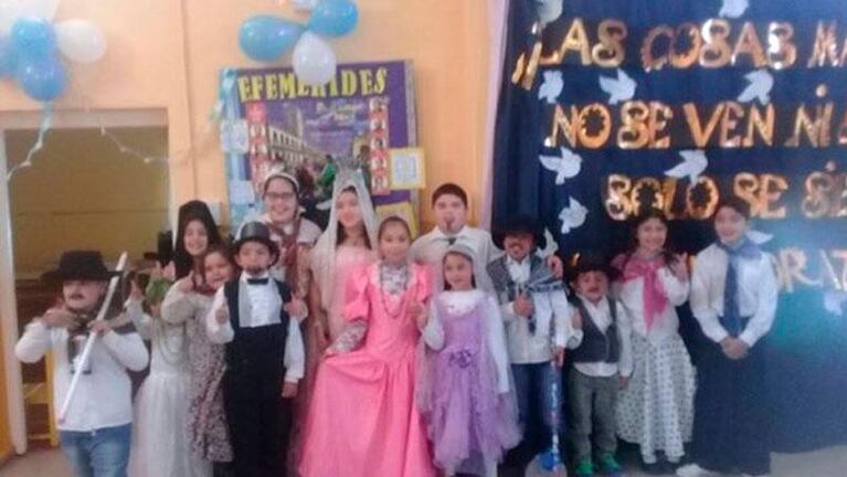 Tras el reclamo, pusieron una pasarela para que los niños puedan cruzar el río e ir al colegio