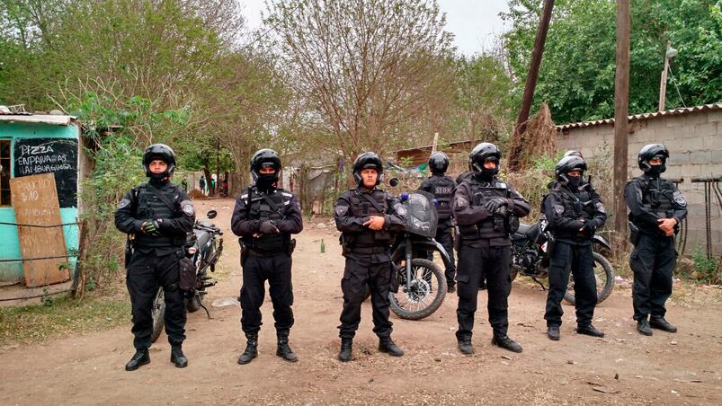 Tras el violento enfrentamiento, los efectivos policiales montaron un fuerte dispositivo de seguridad. Foto. Juampi Lavisse.