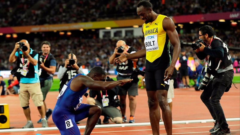 Tras ganar el oro, Gatlin se rindió a los pies del más rápido de la historia.