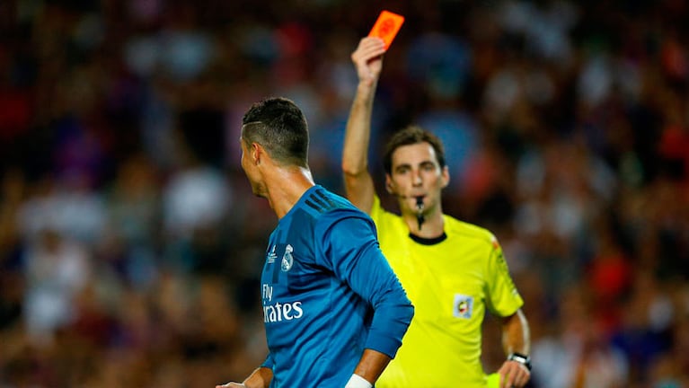 Tras la expulsión, llegó la leve agresión de Cristiano al árbitro.