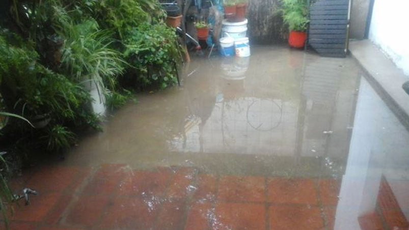 Tras la intensa lluvia de la tarde, el agua entró a su casa en barrio Las Flores. Foto: Vera Iván DIno. 