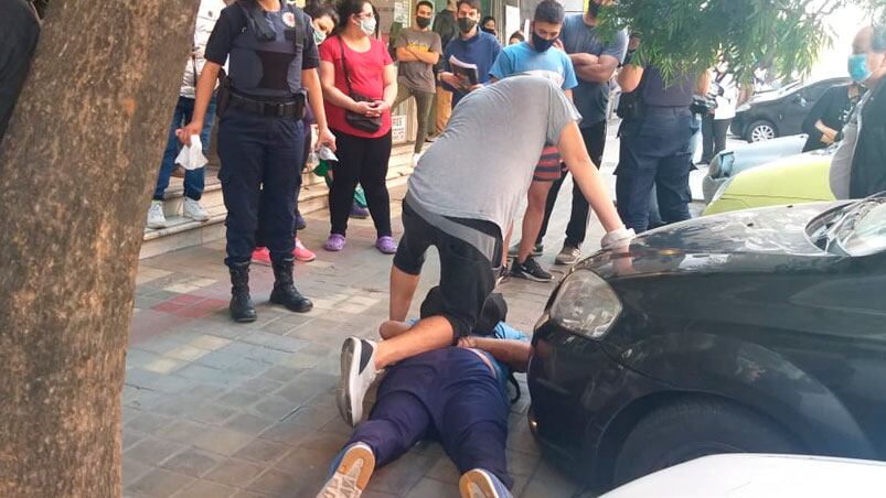 Tras la intervención de los vecinos, la policía trasladó al sujeto a la Unidad Judicial. (Foto: David Paszucki/Radio Continental)