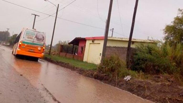 Tras la lluvia, otro colectivo varado en la zona del femicidio de Daiana Moyano