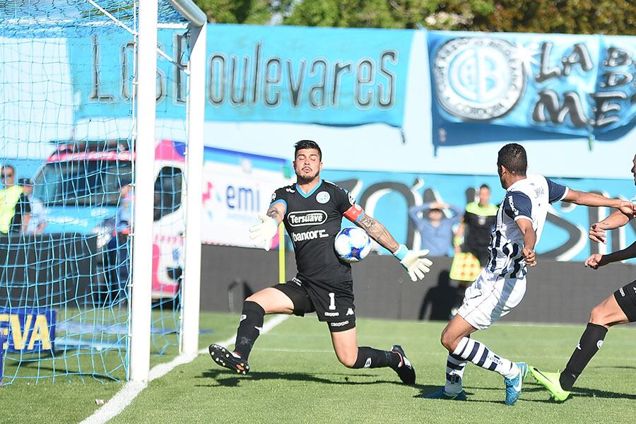 Tras la mano en el área, Acosta dio rebote y Komar lo erró solo. Foto: ElDoce.tv / Lucio Casalla