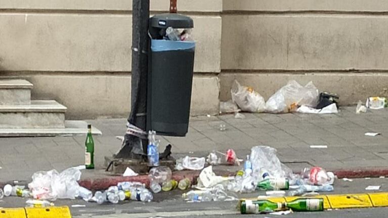 Tras la marcha de la CGT, el centro de Córdoba quedó tapado de basura