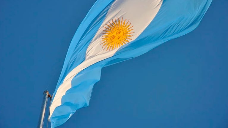 Tras la polémica, quitaron la bandera LGBT y volvieron a izar la argentina.