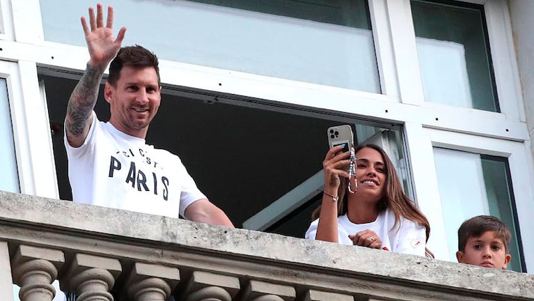 Tras pasar varias semanas en un hotel, la familia Messi se muda a una nueva casa en París.