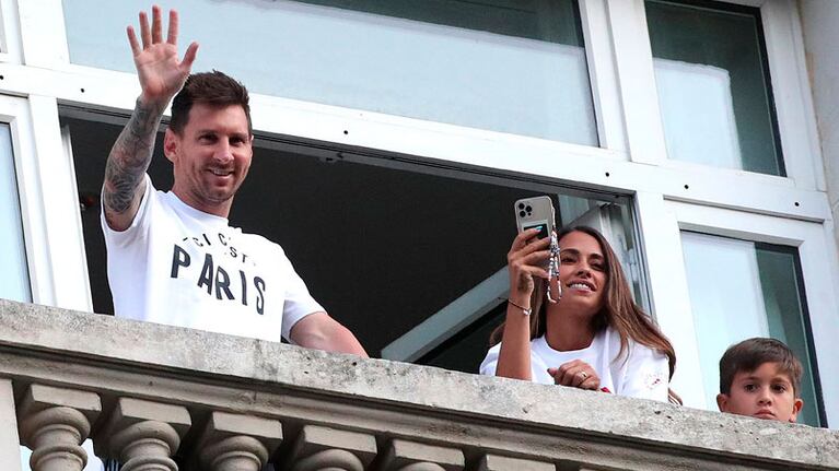 Tras pasar varias semanas en un hotel, la familia Messi se muda a una nueva casa en París.