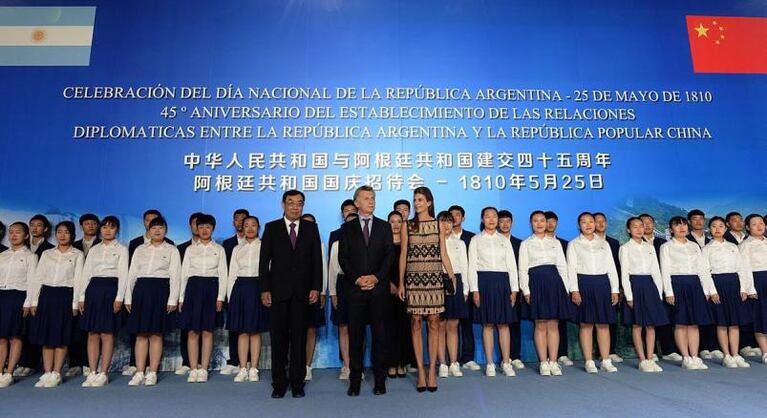 Tras recibir a Tevez en China, Macri ya está en Tokio