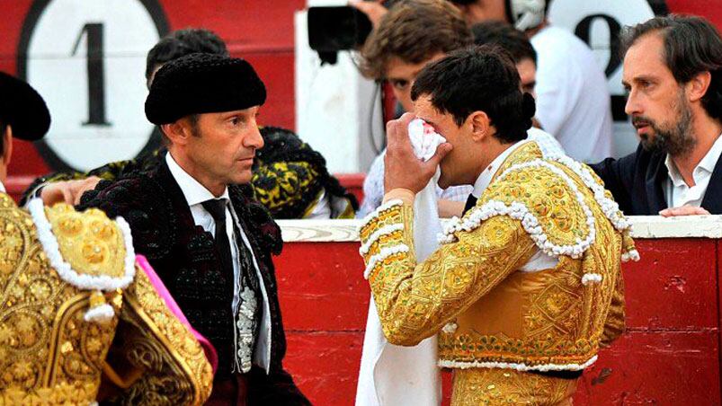 Tras recibir la cornada, el torero se alejó rápidamente del animal.