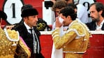 Tras recibir la cornada, el torero se alejó rápidamente del animal.