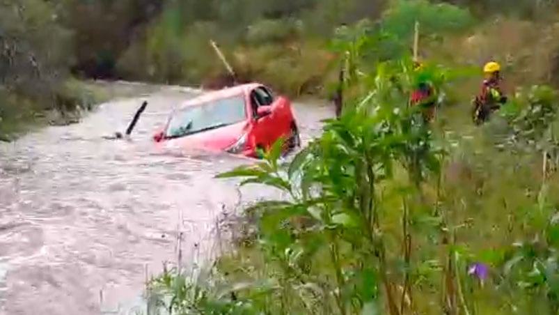 Tras un operativo, pudieron retirar al vehículo del medio del río. / Foto: Captura de video