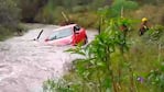 Tras un operativo, pudieron retirar al vehículo del medio del río. / Foto: Captura de video