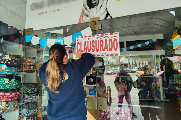 Tras una inspección en Córdoba se clausuraron dos comercios que no estaban habilitados.