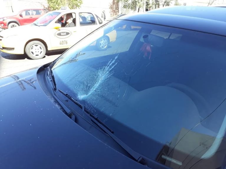 Tras una pelea, un vendedor de cubanitos rompió los vidrios de un auto con un cascote