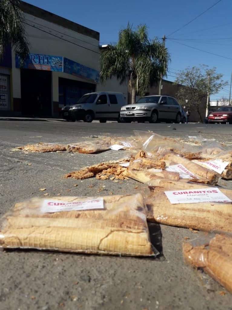 Tras una pelea, un vendedor de cubanitos rompió los vidrios de un auto con un cascote