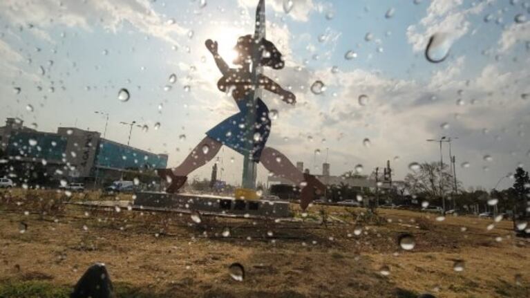 Tras varios meses, llegó el agua a la provincia y se esperan más chaparrones.