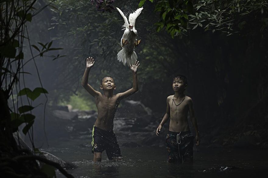 Tratando de atrapar a un pato en el arroyo de una cascada en Nong Khai, Tailandia. (Crédito de la imagen: Sarah Wouters)