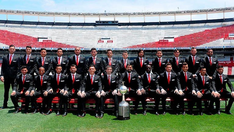 Tremenda facha. Jugadores, dirigentes y cuerpo técnico posaron para la foto oficial. Foto: Prensa River.