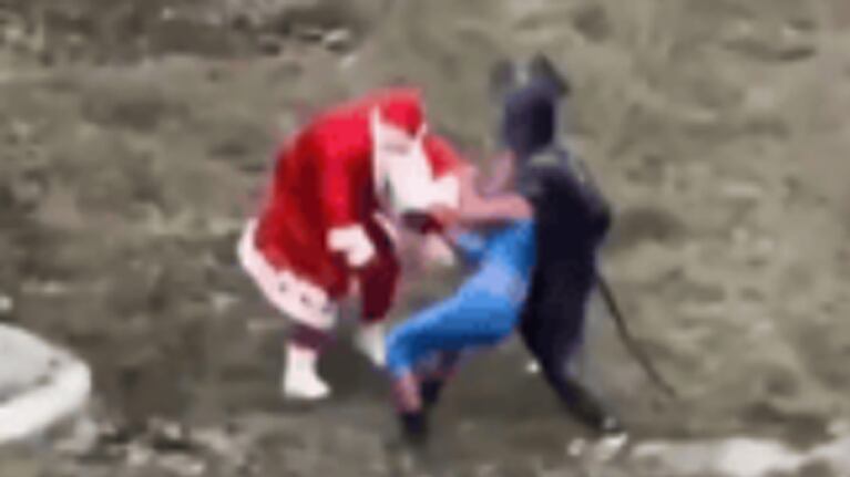 Tremenda pelea de personajes épicos en Rusia.