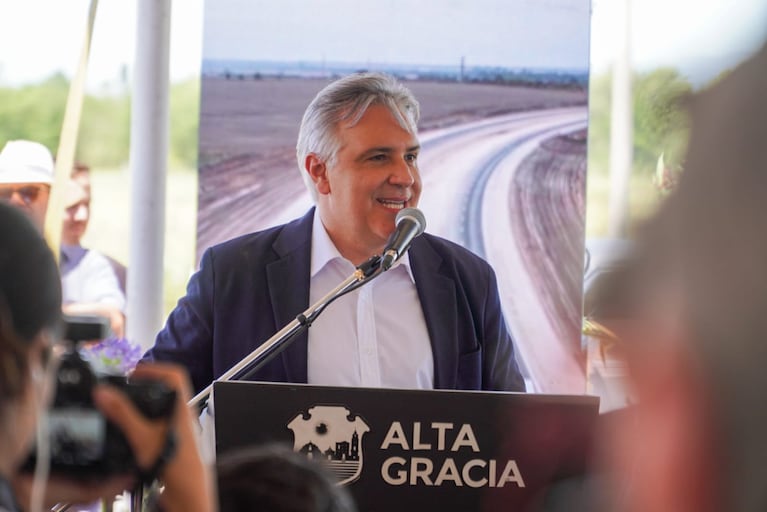 “Tremendamente mala”: Llaryora cruzó al Gobierno nacional por los medicamentos de jubilados