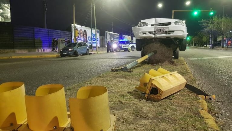 Tremendo accidente en Av. Rafael Nuñez: terminó arriba del semáforo