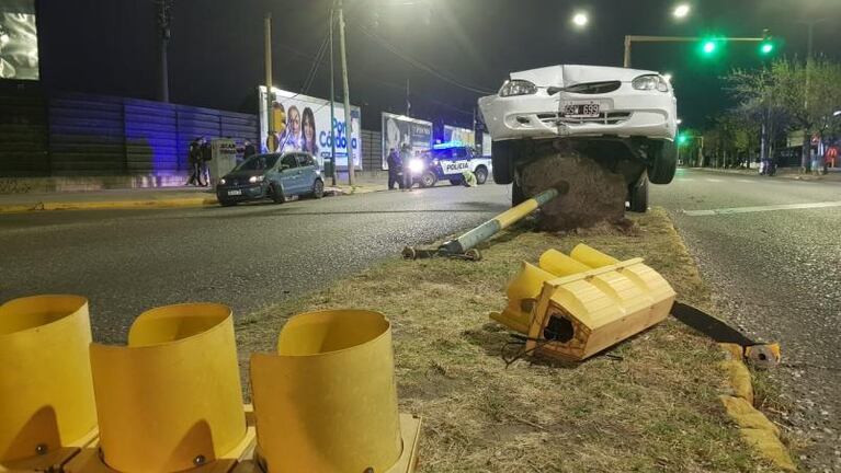 Tremendo accidente en Av. Rafael Nuñez: terminó arriba del semáforo