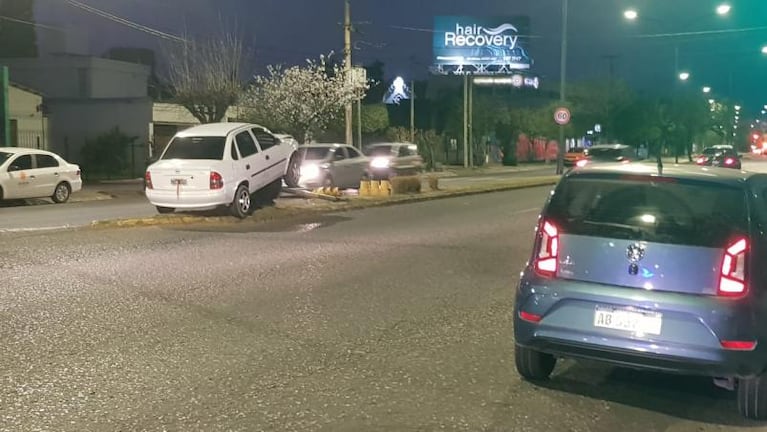 Tremendo accidente en Av. Rafael Nuñez: terminó arriba del semáforo