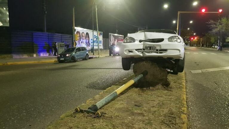 Tremendo accidente en Av. Rafael Nuñez: terminó arriba del semáforo