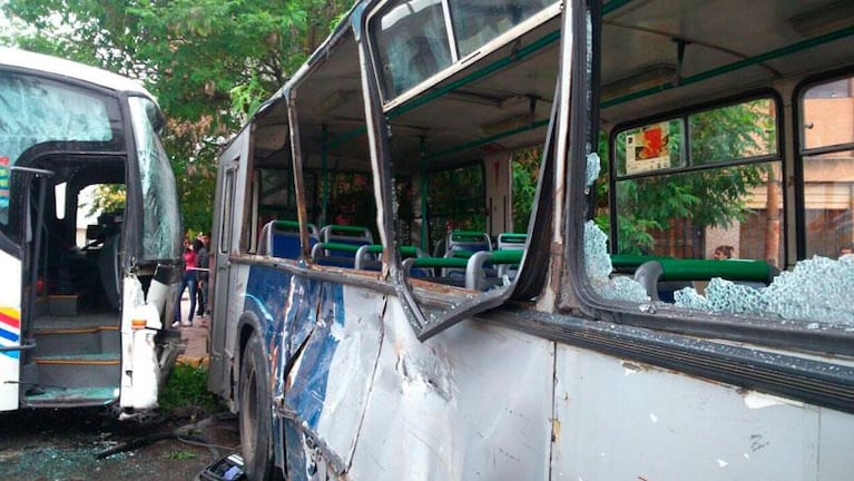 Tremendo accidente entre un trolebús y un colectivo