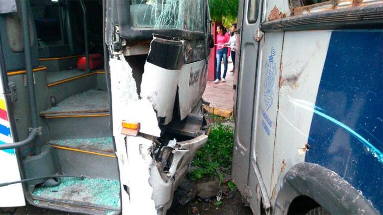 Tremendo accidente entre un trolebús y un colectivo