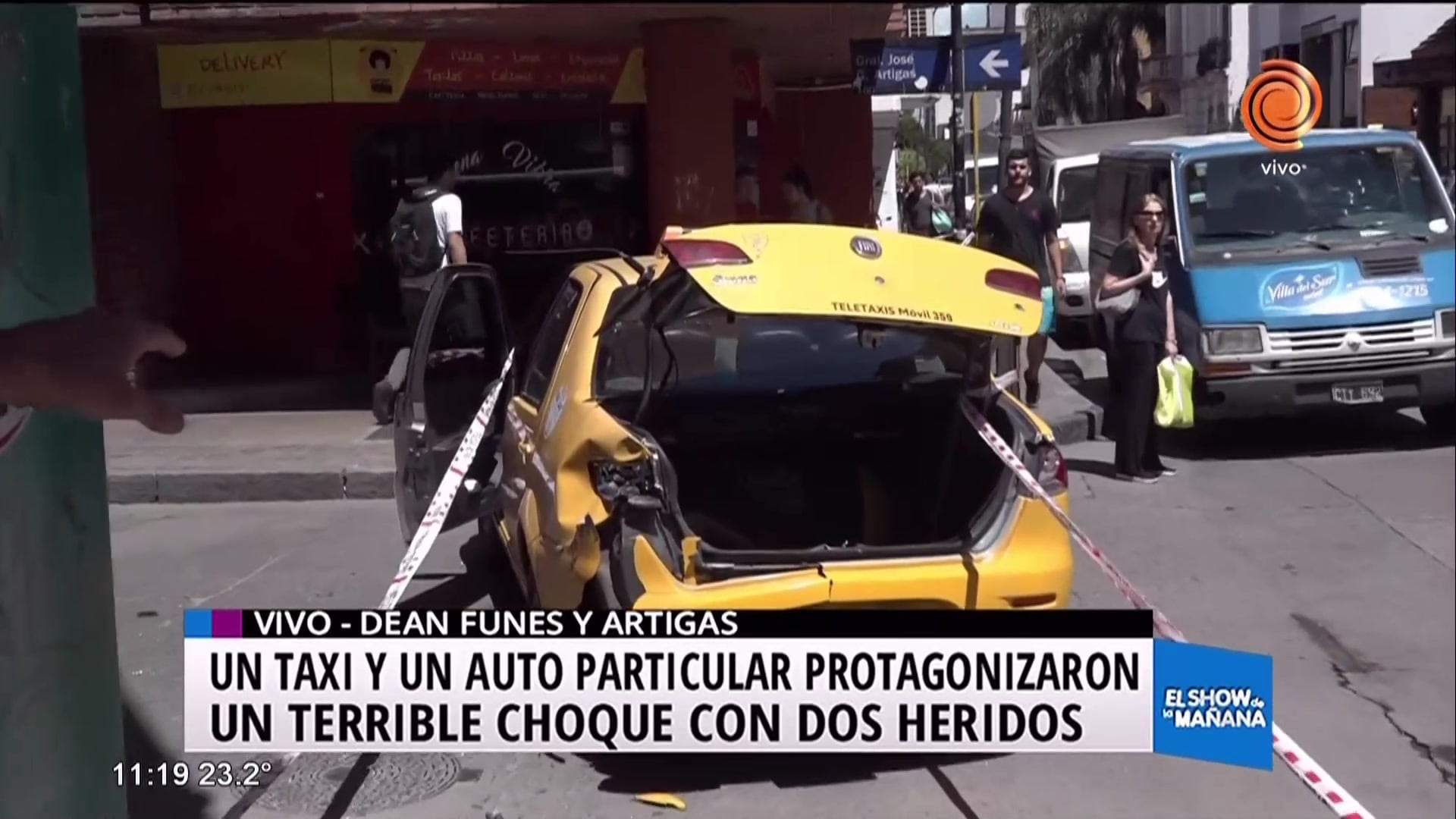 Tremendo choque entre auto y taxi