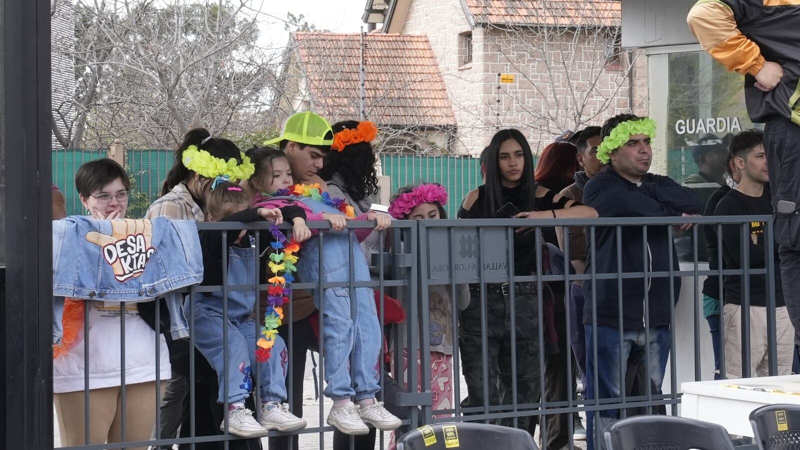 Tremendo fiestón de Seguimos en El Doce  por sus tres años al aire.