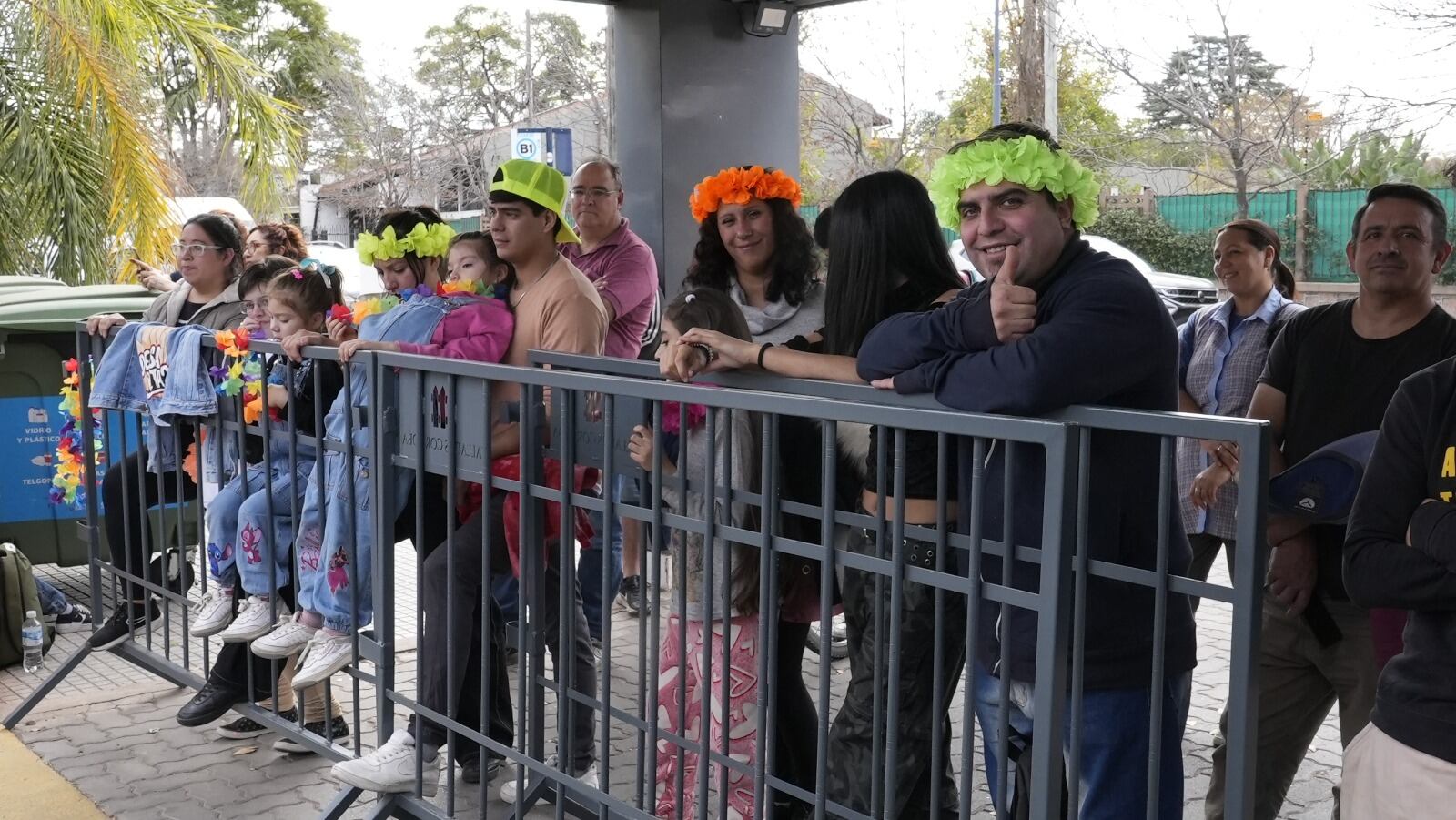 Tremendo fiestón de Seguimos en El Doce  por sus tres años al aire.