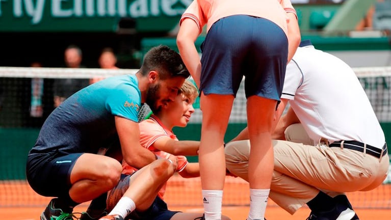 ¡Tremendo golpe! Un tenista chocó con un alcanzapelotas en Roland Garros