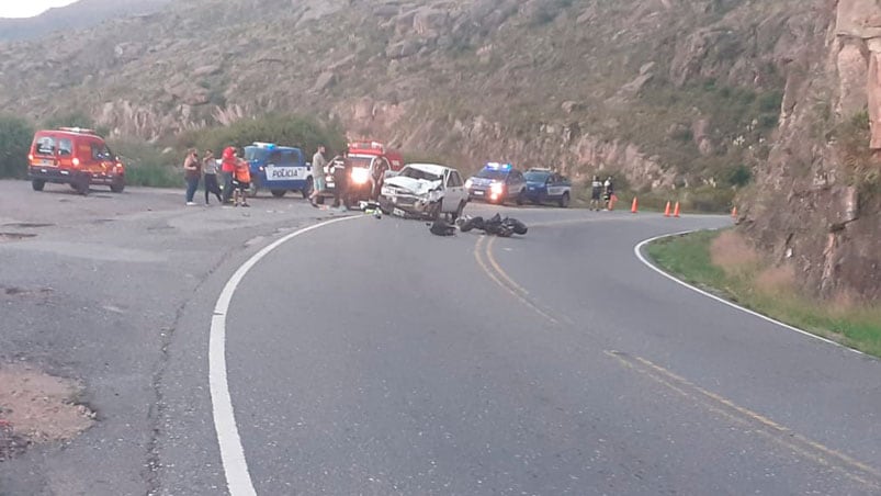 Tremendo impacto fatal entre una moto y un auto. / Foto: Policía de Córdoba