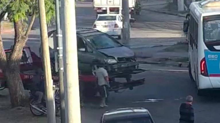 Tremendo video: perdió el control del auto y se incrustó en una casa