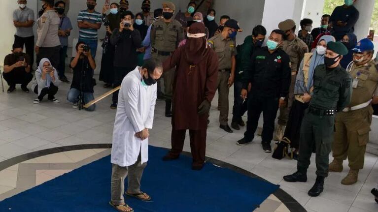 Tres años de cárcel y 77 latigazos en público: el castigo por ser gay en Indonesia.