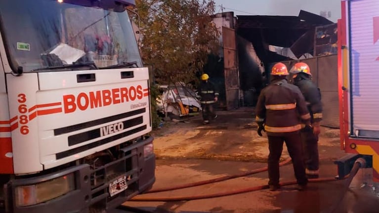 Tres dotaciones de bomberos lograron extinguir el fuego. Foto: Juan Pablo Lavisse/ElDoce.tv