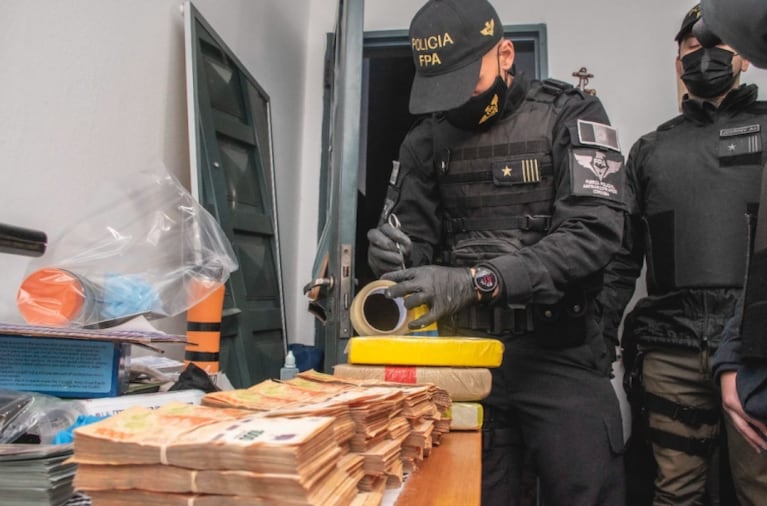 Tres extranjeros detenidos con 22 mil dosis de cocaína y 20 mil dólares