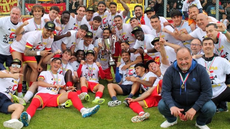 Tres futbolistas investigados por una denuncia de violación en el ascenso del AC Bra a la Serie C de Italia.