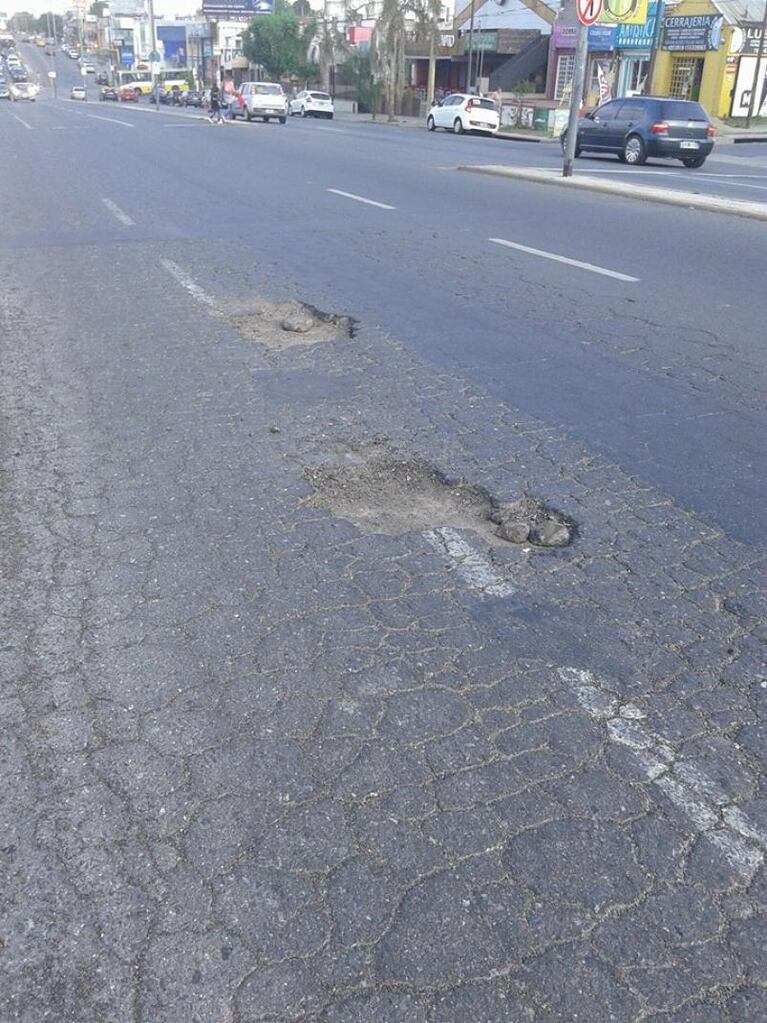 Tres grandes baches provocaron daños a un automovilista